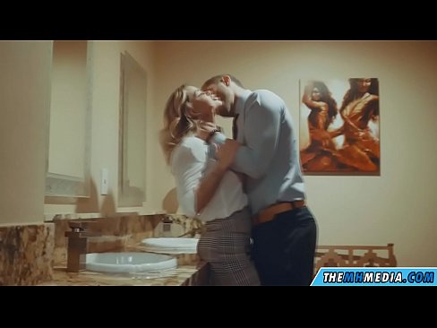 ❤️ Nalika pirang semok seduces sampeyan ing toilet umum ❤️ Porno krasan ing pornojv.sex78.ru ❤